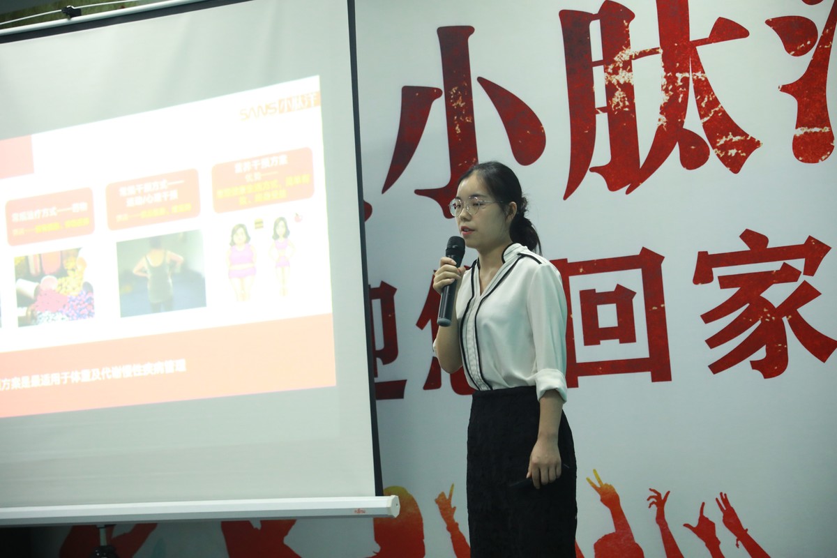 图为营养师讲解营养知识 图为营养师讲解营养知识